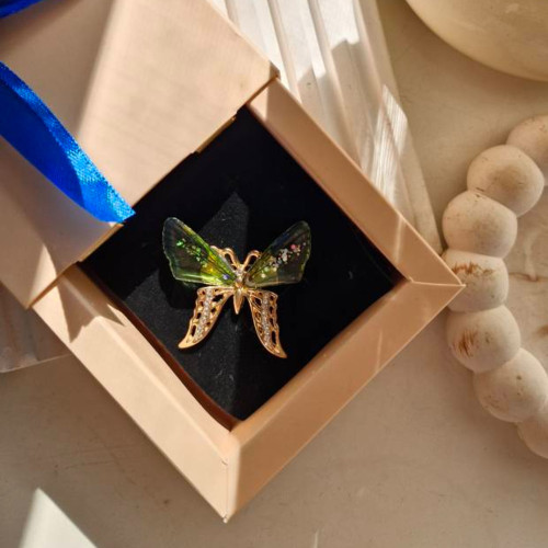 گل سینه و سنجاق سینه پروانه